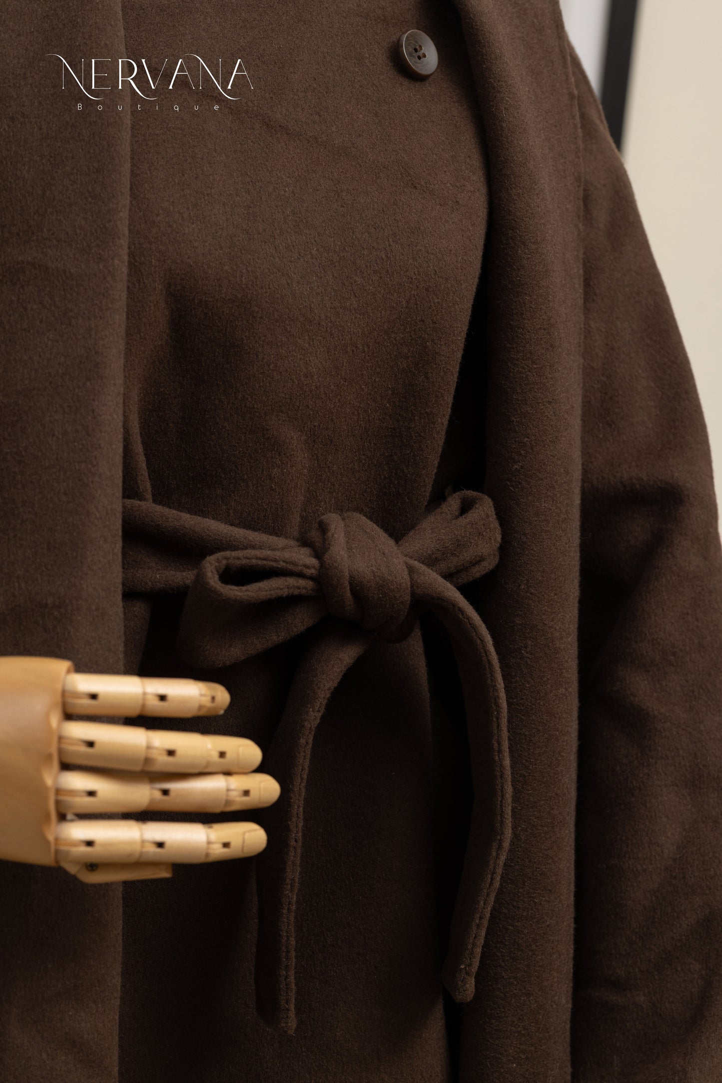 جاكيت بني بطول متوسط