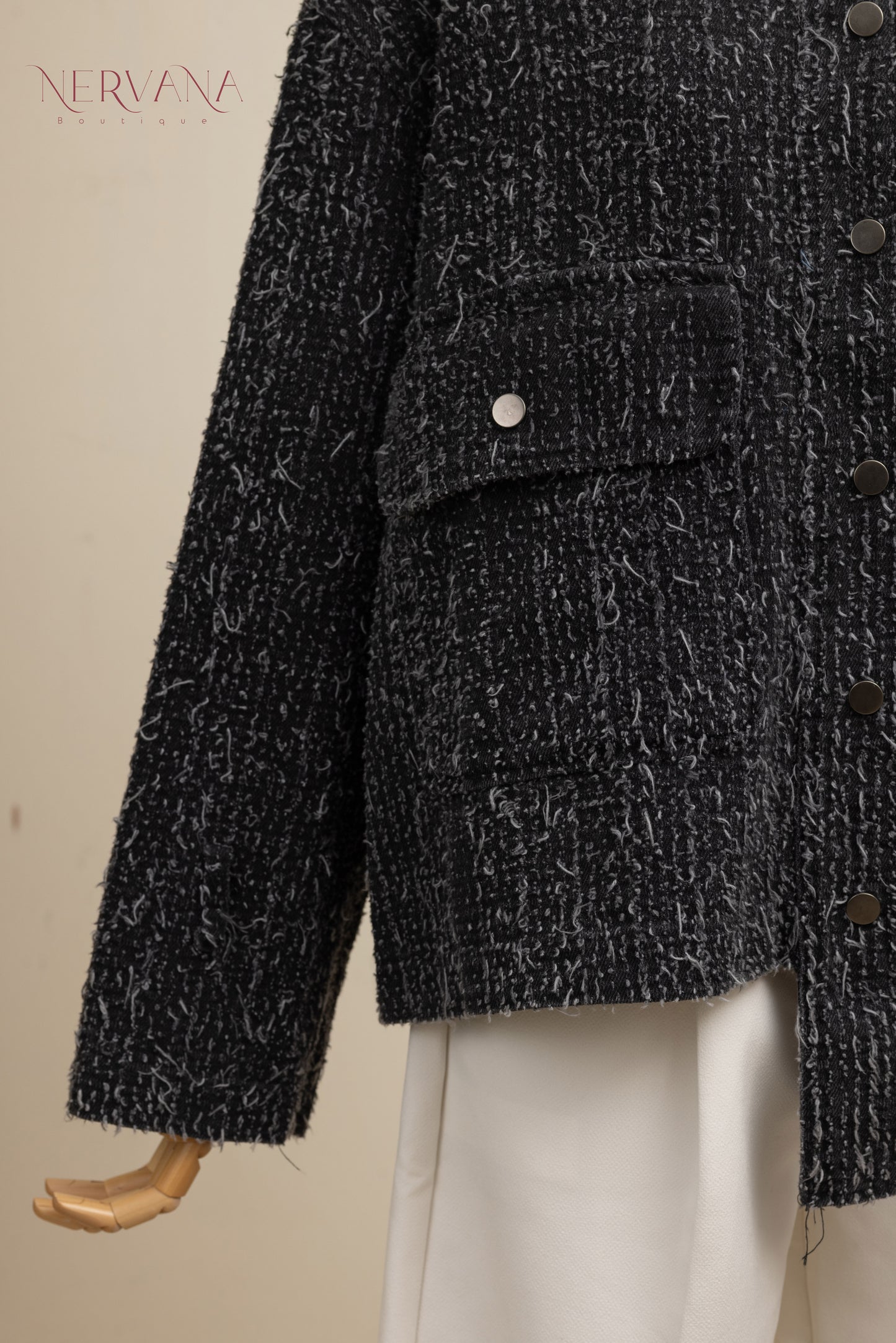 جاكيت اسود قصير