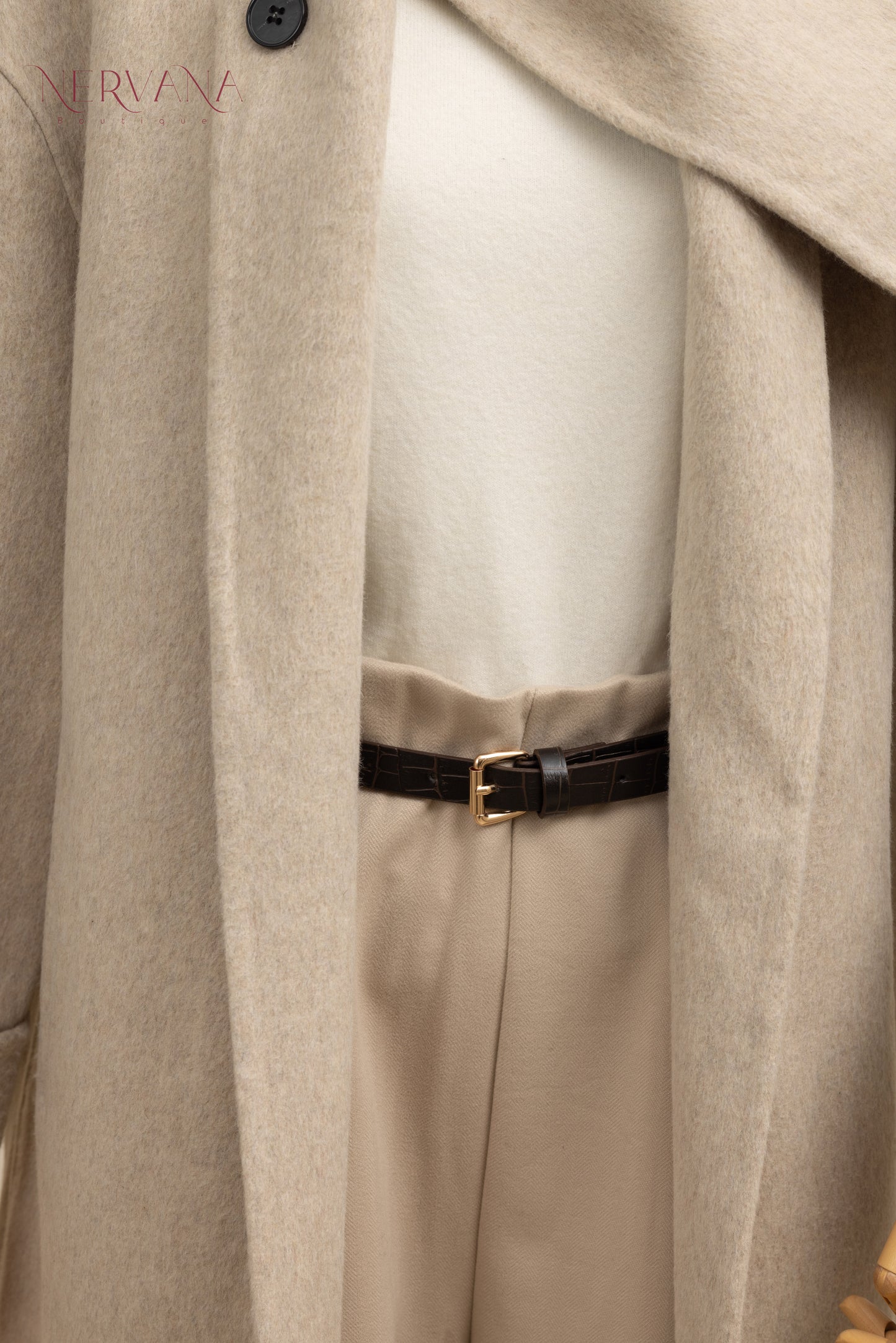 جاكيت جوخ أوف وايت