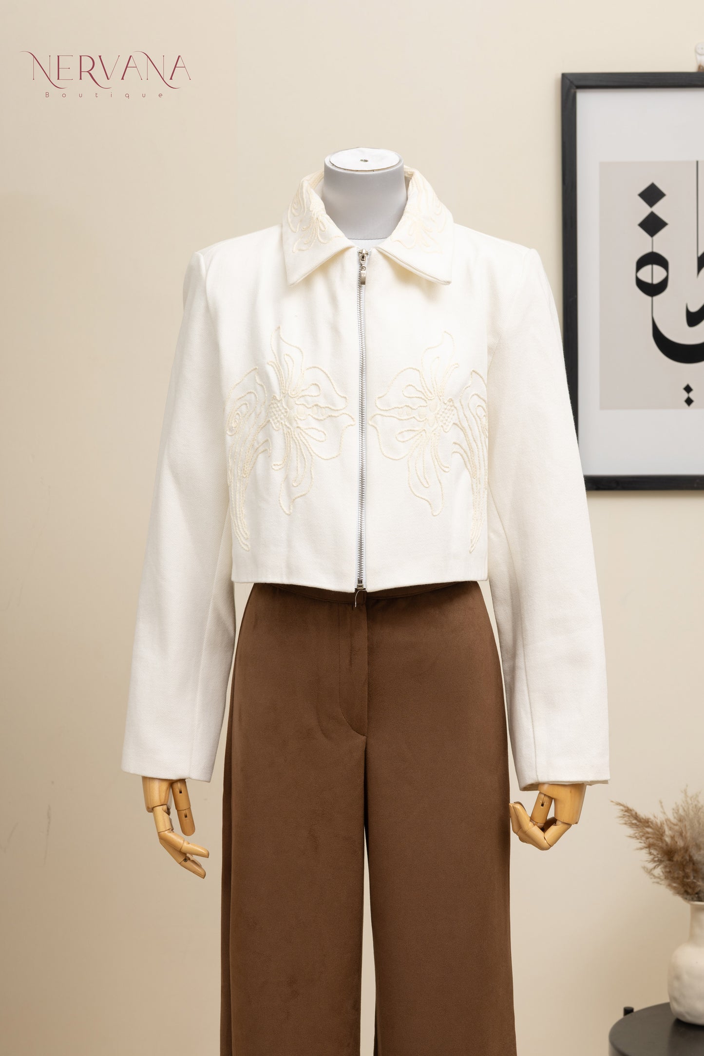 جاكيت ابيض قصير